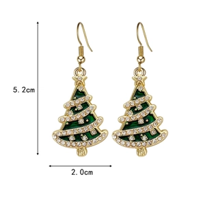 Detailweergave van groene emaille kerstboom oorbellen met maat 5,2cm x 2,0cm