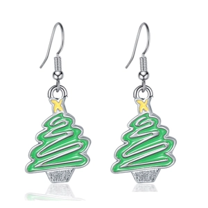 Detailansicht der grünen Weihnachtsbaum-Ohrringe mit Goldstern und Emaille-Beschichtung