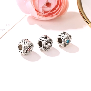 Charm retrò in lega d'argento con motivi a cuore cavo e zirconi colorati incastonati