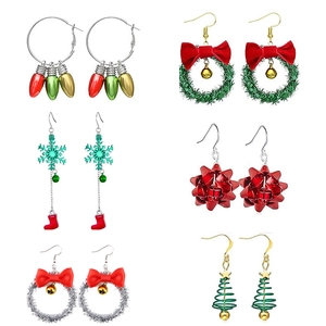 Weihnachtsohrring-Set mit festlichen Weihnachtsmann-, Schneeflocken- und Glockenanhängern