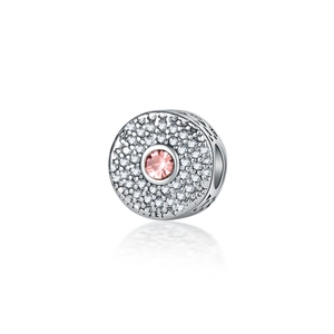 Dettaglio macro del charm in argento con cristallo rosa e motivo traforato sul lato
