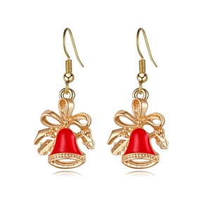 Detailopname van kerstklok oorbellen met rood emaille en gouden metalen afwerking