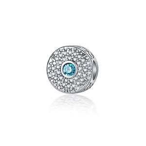 Squisito ciondolo a perla tonda color argento con gemma blu mare e accenti in zirconia