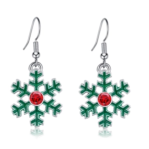 Detail van sneeuwvlok oorbellen met groen emaille en een rode gefacetteerde edelsteen