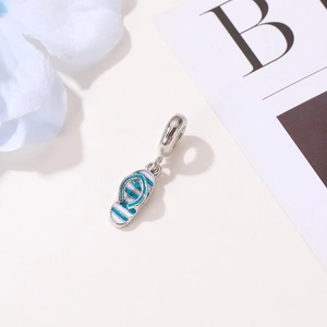 Blau-weiß gestreifter Emaille-Flip-Flop-Anhänger für sommerliche Armbänder