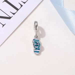 Blau-weißer Flip-Flop-Anhänger aus Silber für sommerliche Strandarmbänder