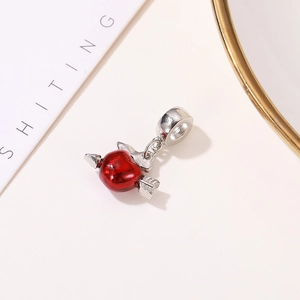 Weihnachtlicher roter Apfel-Charm mit silbernem Pfeil und Herz für DIY-Armbänder