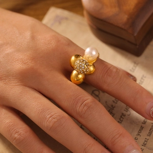 Anillo vintage de titanio chapado en oro 18K con flor de perla y cristales brillantes