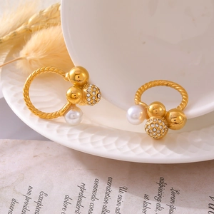 Anillo vintage de acero de titanio chapado en oro 18K con perlas y circonitas