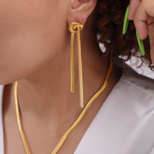Conjunto de pendientes y collar con borlas de cadena de serpiente dorada nudo