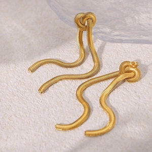 Elegantes pendientes de nudo dorado con borlas de cadena de serpiente y acabado metálico