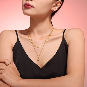 Französischer Stil Doppelschichtige Edelstahl Halskette Für Damen Gold Silber Plattiert Quadratischer Zirkonia Anhänger