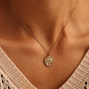 Gouden Evil Eye munt ketting met kleurrijke zirkonia steentjes aan een fijne schakelketting