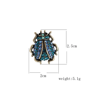 Dimensions détaillées de la broche scarabée en strass indiquant 2,5 cm de haut et 2 cm
