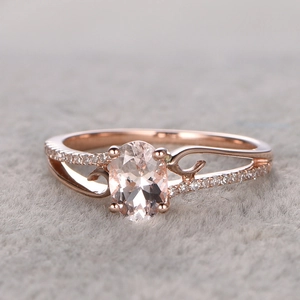 Anello di fidanzamento in oro rosa con gemma rosa ovale e diamanti pavé a forma di vite