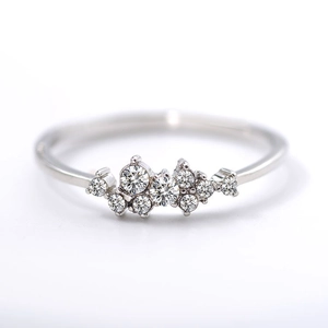 Elegante anello placcato oro 18 carati con gruppo di piccoli diamanti per donna