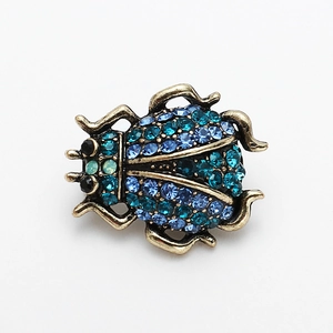 Broche scarabée exquise avec strass bleus dégradés et finition dorée antique