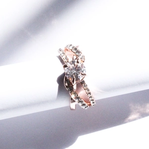 Bague élégante en or rose avec anneau fendu et grand oxyde de zirconium circulaire