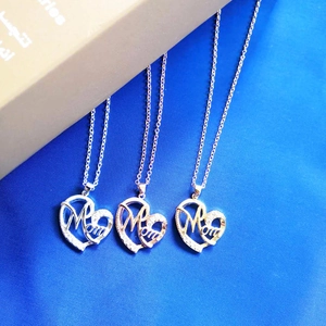 Trois colliers cœur en argent, or et or rose avec gravure Mom et petits cristaux brillants