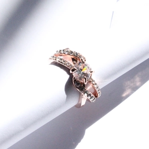 Bague élégante plaquée or rose avec anneau fendu et pavé de cristaux de zircone