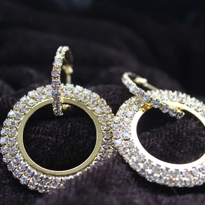 Pendientes de aro dorados de lujo con pavé de cristales para un estilo de joyería elegante