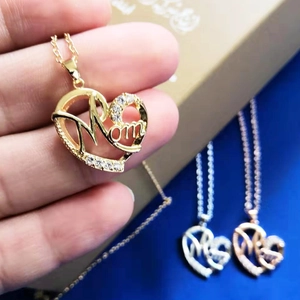 Détail de trois colliers cœur Mom bicolores avec cristaux, cadeau de fête des mères