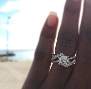 Gros plan d'une bague en zircone étincelante avec anneau fendu sur une main à la plage