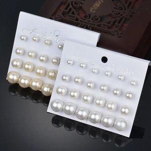 Elegantes 12-Paar-Set runde Perlenohrstecker in verschiedenen Größen auf Displaykarte