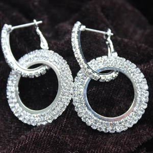 Pendientes de doble círculo de plata con pavé de circonitas brillantes en vista macro