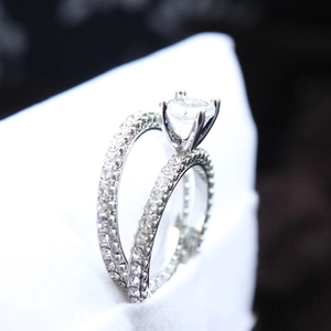 Elegante zilveren zirkonia ringenset met klassieke zes-klauws solitair en een pavé gezette band