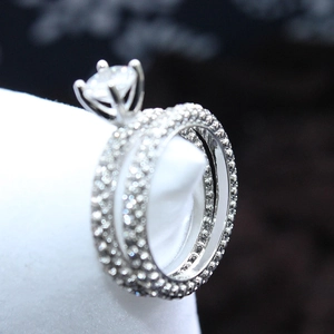 Elegante tweedelige zilveren verlovingsring set met zirkonia en een pavé gezette band