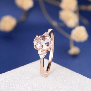 Eleganter Ring aus Roségold mit ovalem rosa Edelstein und glänzenden Seitendiamanten