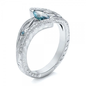 Bague de fiançailles vintage avec saphir bleu taille marquise et accents de diamants
