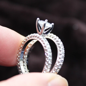 Elegante tweedelige zilveren ringenset met zirkonia en klassieke vierklauwszetting