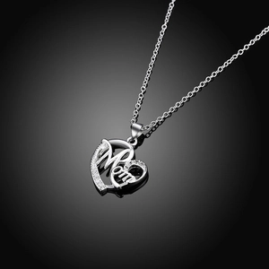 Détail macro du collier coeur argenté avec lettrage Mom et pierres de zircone brillantes