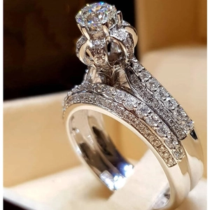 Makroseitenansicht eines eleganten kronenförmigen Verlobungsring-Sets mit Pavé-Zirkonia