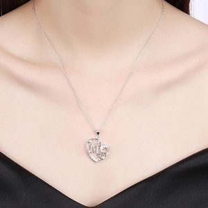 Détail du collier cœur MOM avec cristaux blancs sur un mannequin pour la fête des mères