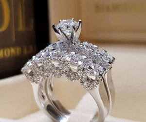 Detalle macro de un anillo de diamantes con seis garras y bandas de lujo pavé