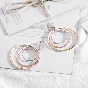 Three-tone geometric wave hoop earrings in gold, rose gold and silver metal