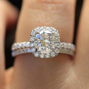 Set di anelli di fidanzamento halo con contorno a cuscino e pietre rotonde con incastonatura pavé