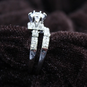 Elegantes silbernes Verlobungs- und Hochzeitsring-Set mit brillantem Rundschliff-Stein