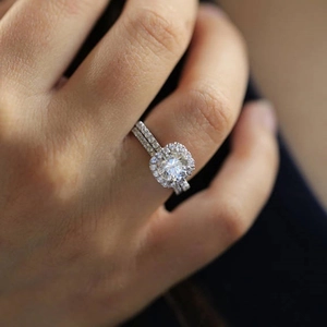 Elegante set di due fedi nuziali con pietra taglio cushion halo e fasce di diamanti