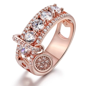 Lujoso anillo ancho de oro rosa con pavé de circonitas y un dije redondo colgante