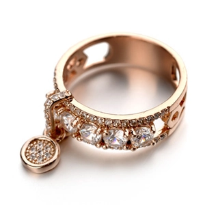 Anillo chapado en oro rosa con circonitas cúbicas y colgante en fondo blanco