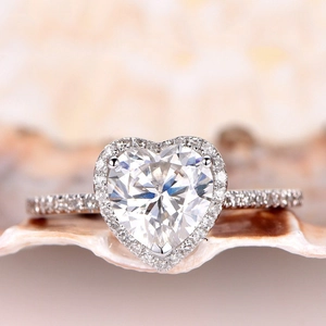 Anello di fidanzamento a cuore con cristalli e diamanti halo su una fascia color argento