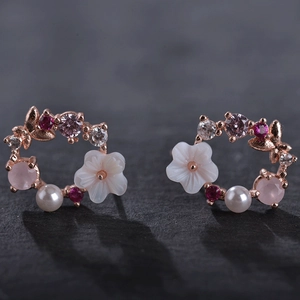 Elegante rotgoldene Ohrstecker mit Blumenmotiven, weißen Perlen und rosa Zirkonia
