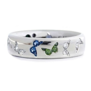 Bague papillon en argent poli avec des pierres de zircon colorées sur fond blanc neutre