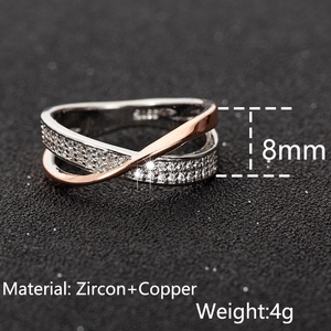 Details des X-förmigen Rings mit funkelnden Zirkonia und roségoldenem Kupferband