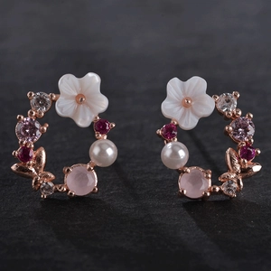 Detailansicht der Roségold-Ohrstecker mit Perle, Zirkonia-Blume und Schleifenelement