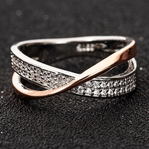 Minimalistischer X-förmiger Damenring aus Kupfer mit Zirkonia und Roségold-Beschichtung